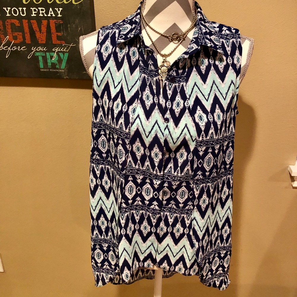 High-Low Sleeveless Blouse - Picture 2 of 5